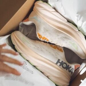 HOKA Women's Clifton 9 Running Shoes EUC